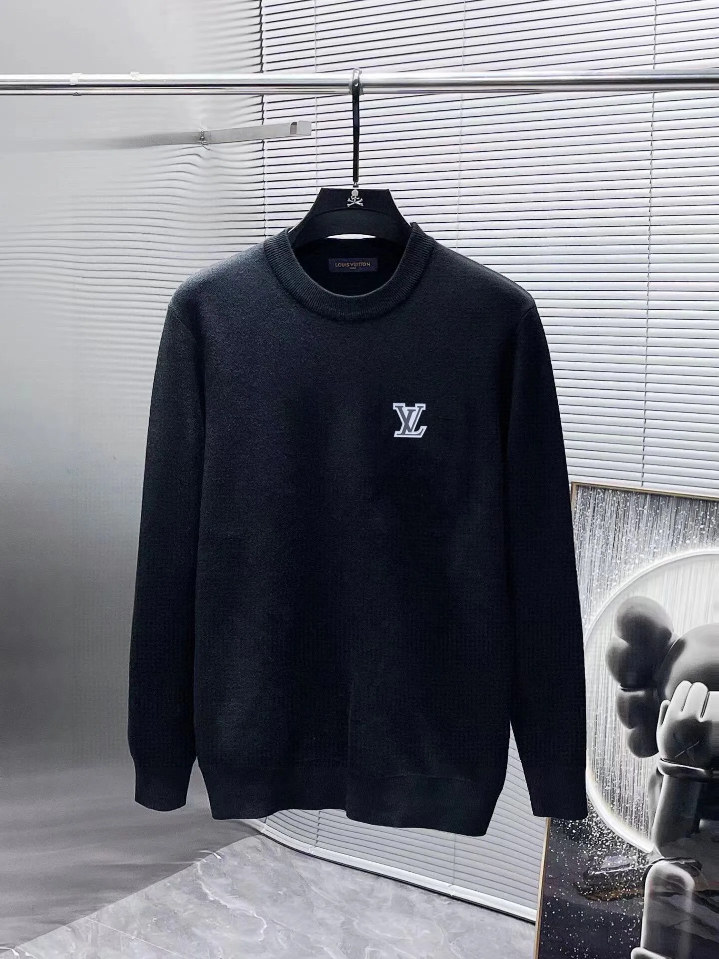 🅿️240 【LV Louis Vuitton】Autumn and winter classic round neck pullover sweater, in full condition! ! ! Wool blended fabric, the latest model in 2025, golden ratio! ! Slim-fitting soft gold, versatile and practical item, the combination and practicality are extremely powerful, simple and elegant, and classy! To create your own style, it is highly recommended to buy it in two colors. The standard slim fit tailoring process is suitable for both young and old men. It is knitted from wool and will not cause any discomfort! While keeping warm, it is stylish, textured and wearable, and the classic logo with contrasting colors on the chest feels in place! ! Recommended for regular customers! ! Size M-3XL (maximum wear: 190 pounds)